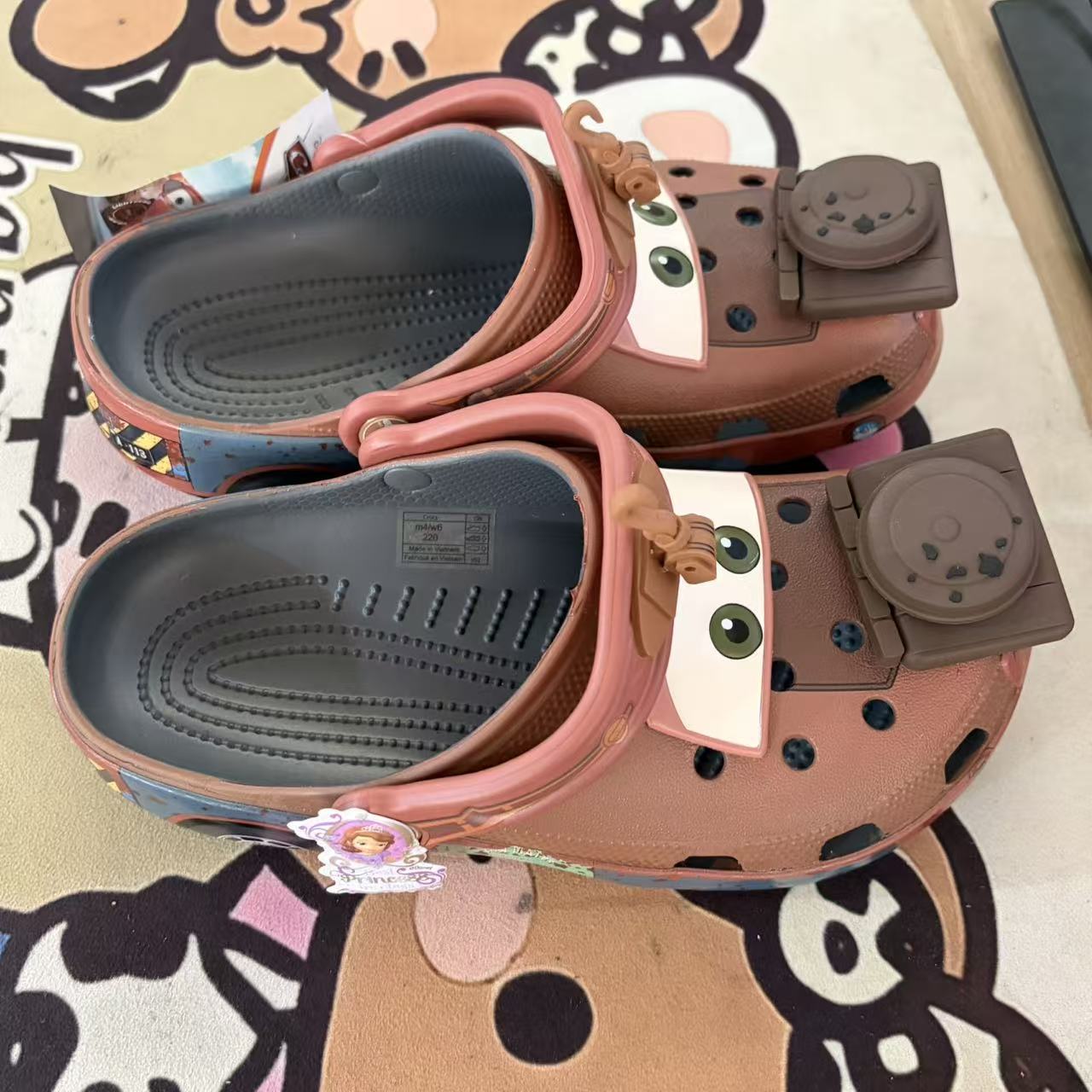 Hellblaue Clogs mit Rennwagenm – Car Accessories App Bewertung und Preis
