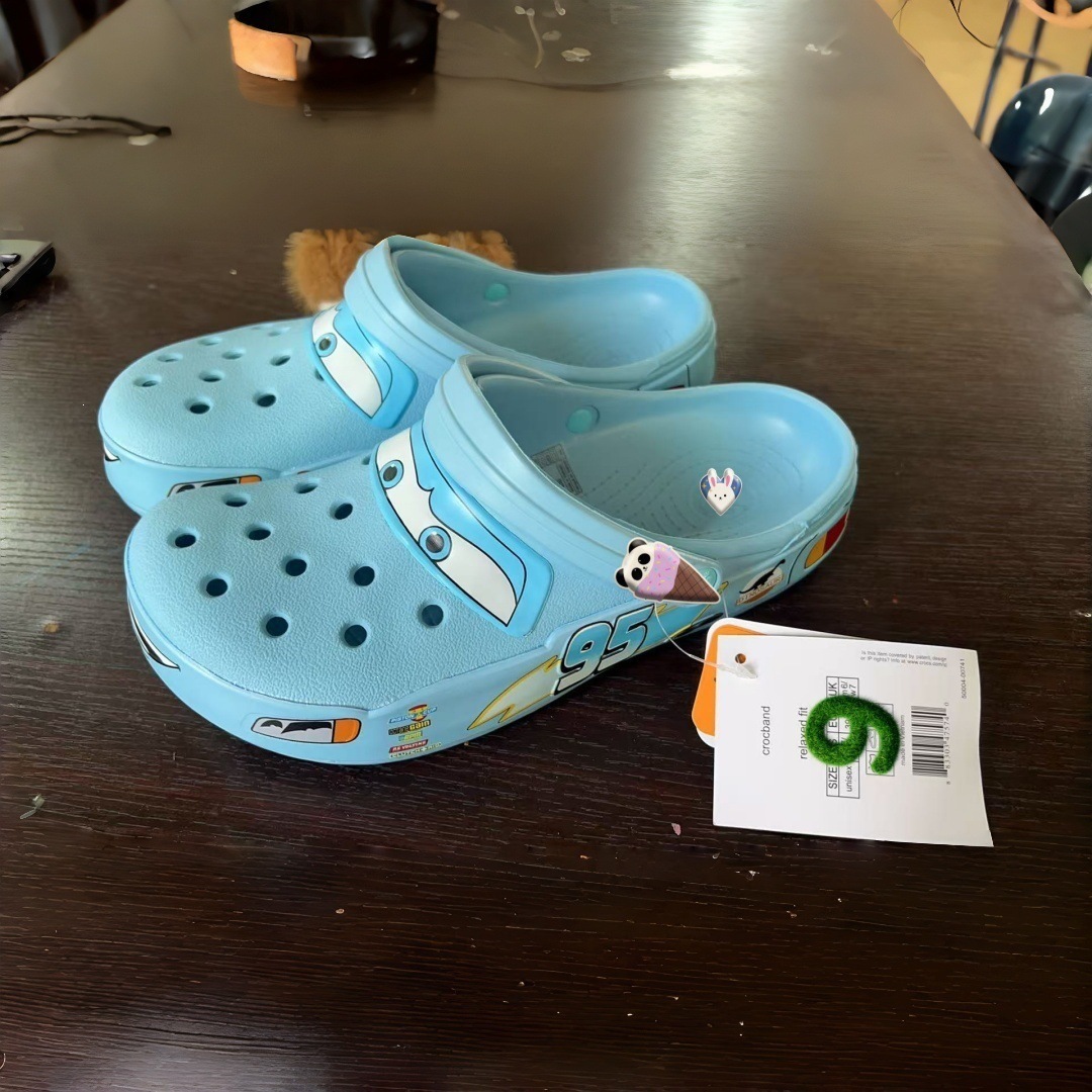 Hellblaue Clogs mit Rennwagenm – Car Accessories App Bewertung und Preis